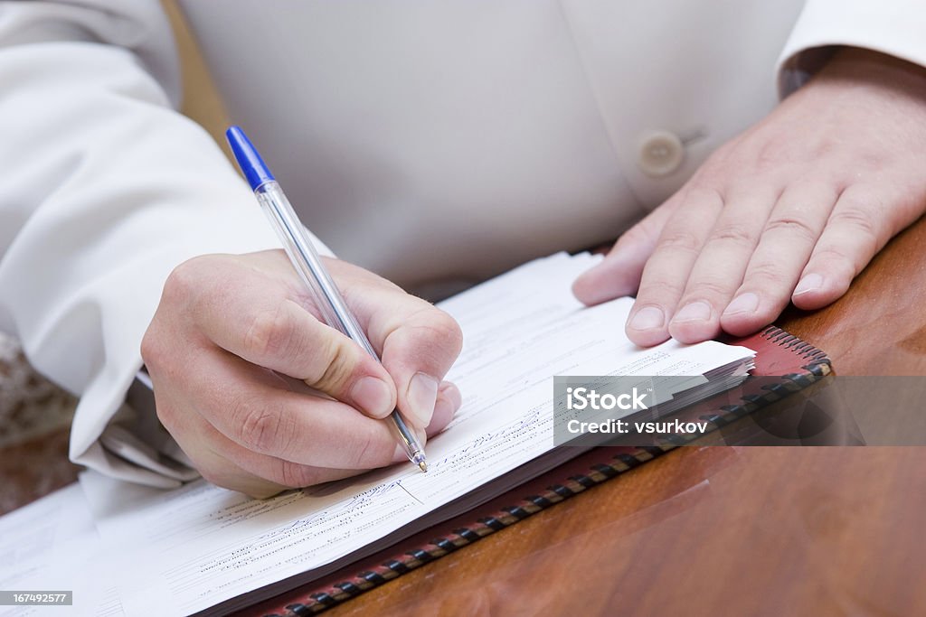 Homem de assinar documento - Foto de stock de Acordo royalty-free