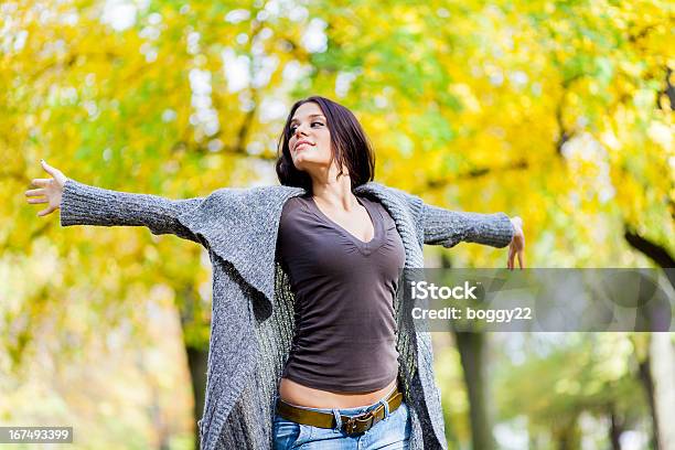 Herbst Mädchen Stockfoto und mehr Bilder von Attraktive Frau - Attraktive Frau, Baum, Blatt - Pflanzenbestandteile