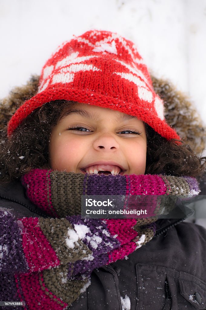 Portret dziewczyny (6-7) uśmiechająca się z nią brakujących zębów - Zbiór zdjęć royalty-free (Śnieg)