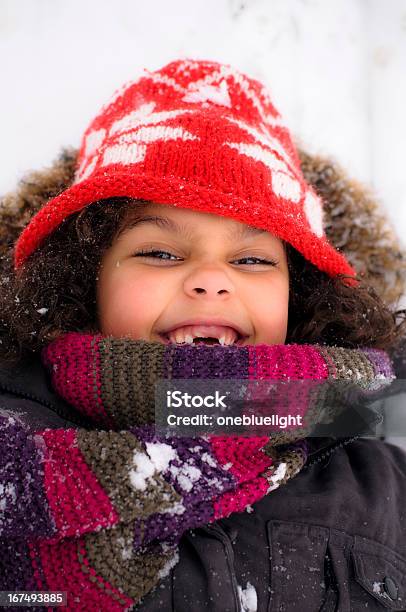 Foto de Retrato De Menina Sorrindo Com Dentes Dela Faltando e mais fotos de stock de Neve