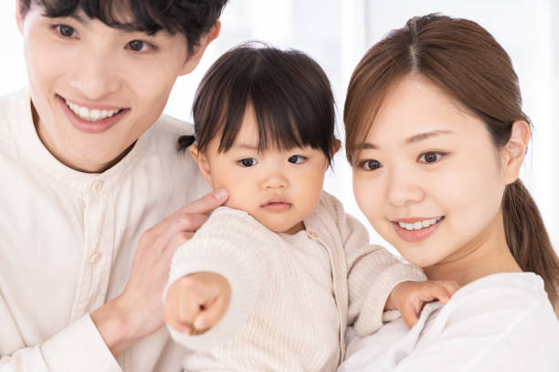 genitore e figlia asiatici, famiglia di tre - korea child baby asian culture foto e immagini stock