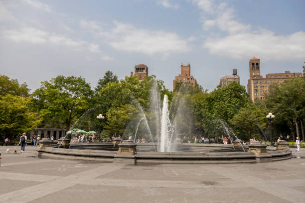 washington square park, nyc - new york city new york state greenwich village washington square triumphal arch stock-fotos und bilder