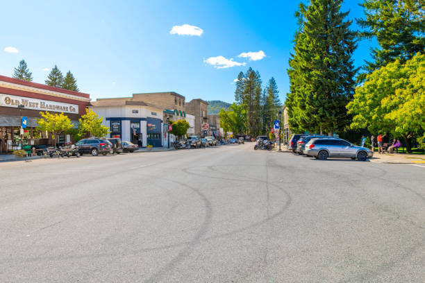 la pequeña ciudad rural de spirit lake, idaho, parte de la región general de coeur d'alene del norte de idaho. - hardware store town old west fotografías e imágenes de stock