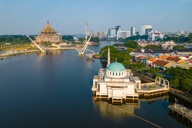 beira-mar do rio sarawak em kuching, sarawak, leste da malásia - sarawak state - fotografias e filmes do acervo