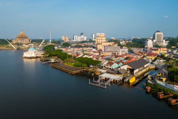 beira-mar do rio sarawak em kuching, sarawak, leste da malásia - sarawak state - fotografias e filmes do acervo