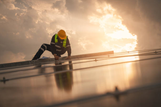 ingeniero de servicio revisando la célula solar en el techo para el mantenimiento si hay una pieza dañada. ingeniero trabajador instalar panel solar. concepto de energía limpia. - fuel cell solar panel solar power station control panel fotografías e imágenes de stock