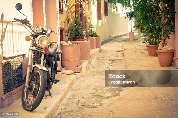 Photo libre de droit de Moto Vintage Classique À Athènes En Grèce banque d'images et plus d'images libres de droit de Athènes - Athènes, Chaîne, Chaîne de vélo