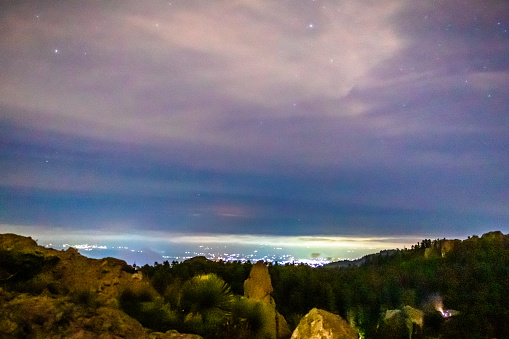 Cielo nocturno nublado con ciudad en el fondo, vista aerea de montañas en mineral del chico Hidalgo y Pachuca
