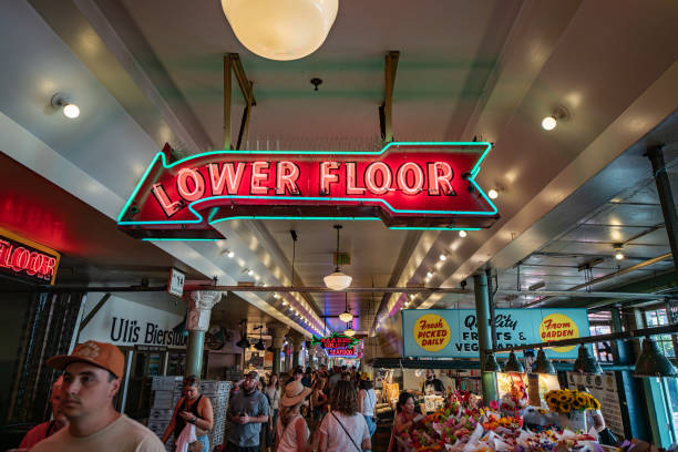 interior do pike place market em seattle, washington em um dia claro e ensolarado de verão - pike street - fotografias e filmes do acervo