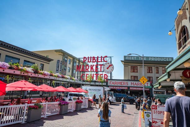 pike place market visto da rua pike na calçada em seattle, washington em um dia claro e ensolarado de verão - pike street - fotografias e filmes do acervo