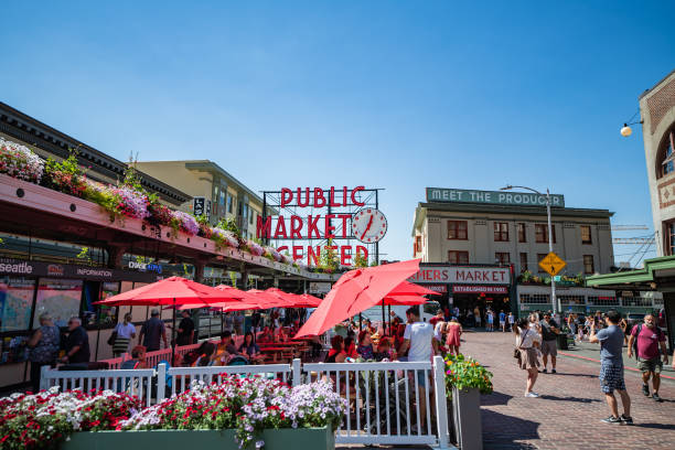 pike place market visto da rua pike na calçada em seattle, washington em um dia claro e ensolarado de verão - pike street - fotografias e filmes do acervo