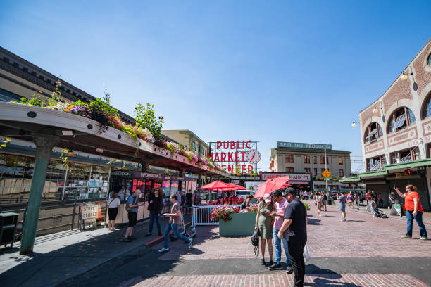 pike place market visto da rua pike na calçada em seattle, washington em um dia claro e ensolarado de verão - pike street - fotografias e filmes do acervo