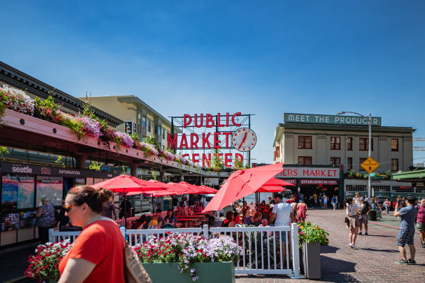 pike place market visto da rua pike na calçada em seattle, washington em um dia claro e ensolarado de verão - pike street - fotografias e filmes do acervo