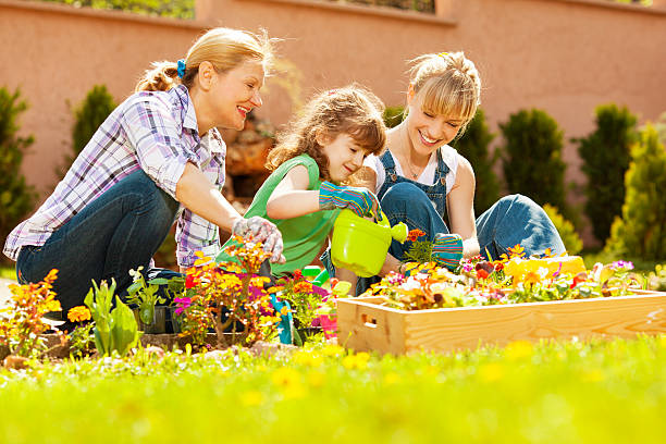 familia jardinería juntos al aire libre - family grandmother multi generation family nature fotografías e imágenes de stock