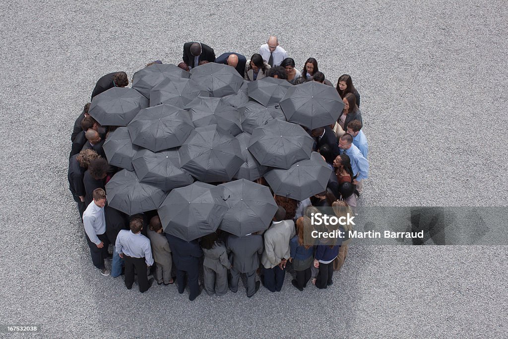 Круг, образованный путем бизнес люди с зонтиками - Стоковые фото 18-19 лет роялти-фри