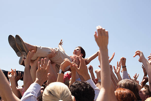 frau crowd surfing - crowd surfing stock-fotos und bilder