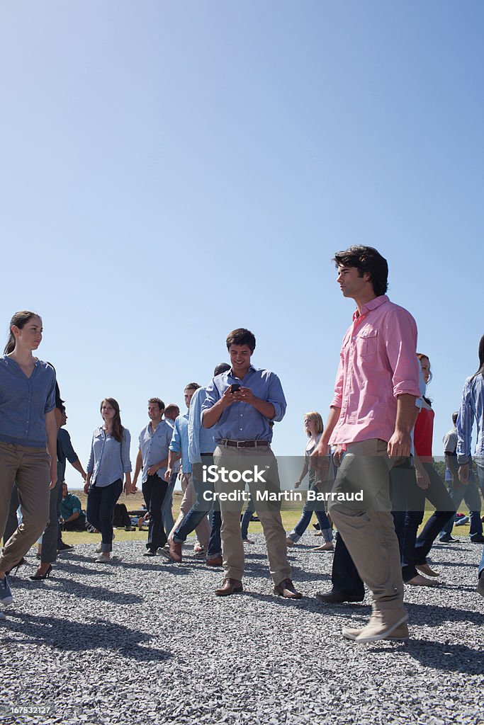 Foule de gens à pied - Photo de Foule libre de droits