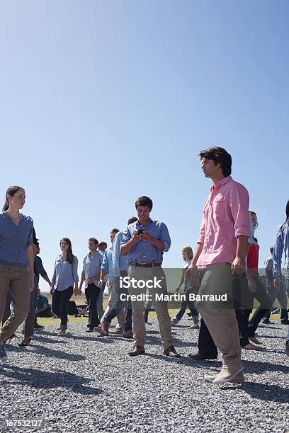 Folla Di Persone A Piedi - Fotografie stock e altre immagini di Camminare - Camminare, Folla, Speranza