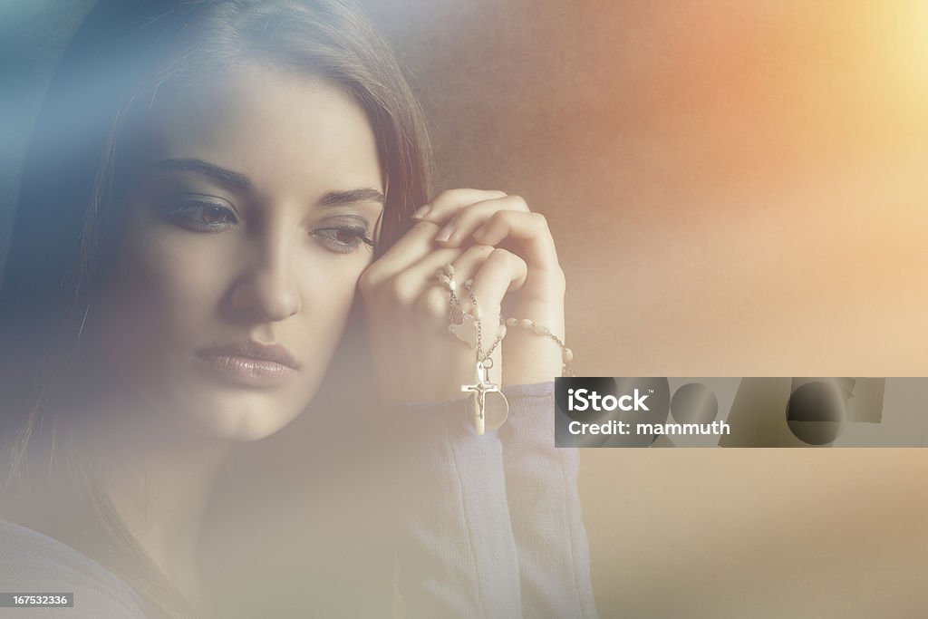 Jovem mulher com rosary prays Católica - Royalty-free Conta de Rosário Foto de stock