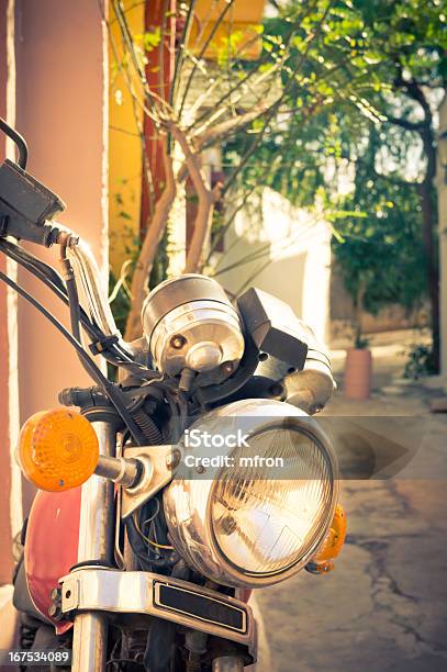 Photo libre de droit de Moto Vintage Classique À Athènes En Grèce banque d'images et plus d'images libres de droit de Athènes - Athènes, Chaîne, Chaîne de vélo