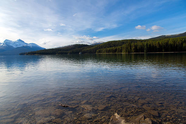 Lago incontaminata con i ghiacciai sullo sfondo - foto stock