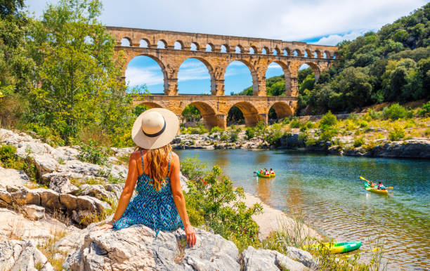 Famoso sitio turístico en Francia- Pont du Gard- turismo turístico, viajes, vacaciones en Europa - foto de stock