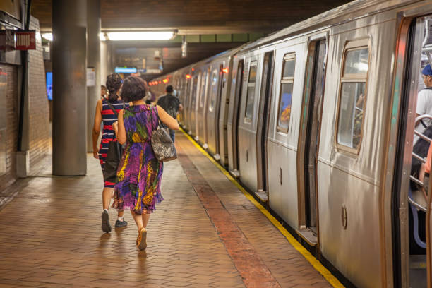due donne che camminano verso un treno della metropolitana - new york state new york city vanishing point national landmark foto e immagini stock
