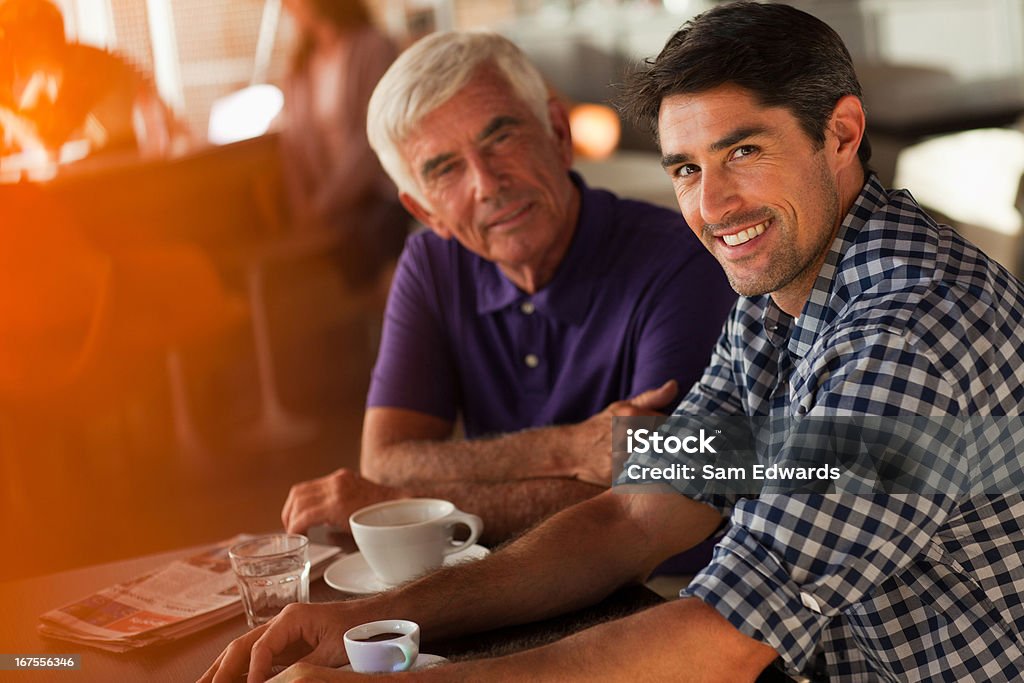 Homens bebendo café juntos no cafe - Foto de stock de Pai royalty-free