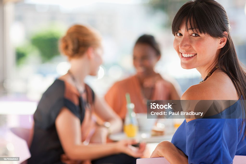 여자대표 함께 하는 카페에서 중식 - 로열티 프리 25-29세 스톡 사진