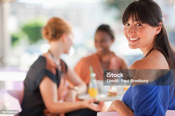 여자대표 함께 하는 카페에서 중식 25-29세에 대한 스톡 사진 및 기타 이미지 - 25-29세, 2명, 근거리 초점