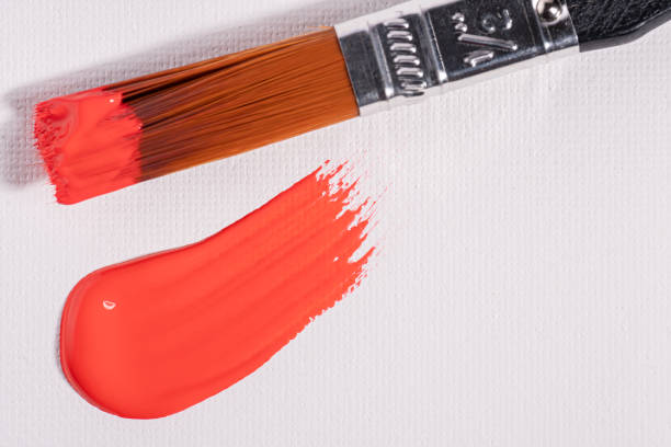 塗料、化粧品または塗料の深紅見本、マクロ。白い紙の背景に赤いペンキとブラシ。 - tools for construction ストックフォトと画像