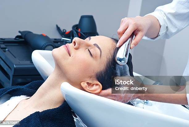 Attraente Donna Lavare I Capelli - Fotografie stock e altre immagini di Acqua - Acqua, Adulto, Asciugamano