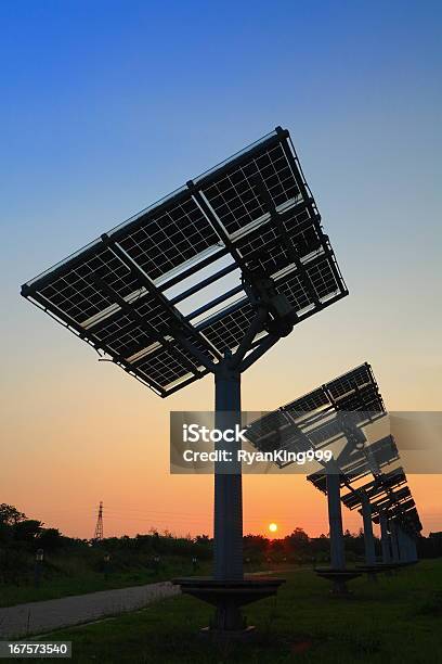 Photo libre de droit de Panneau Solaire Silhouette Très Beau Coucher De Soleil banque d'images et plus d'images libres de droit de Coucher de soleil