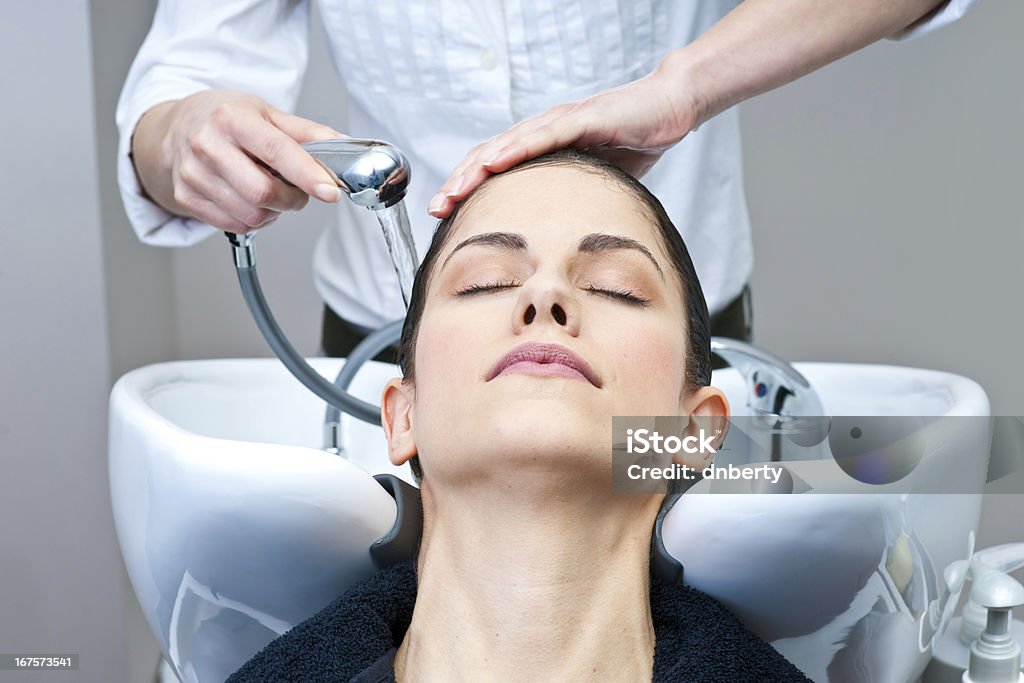 Atraente mulher Lavando Cabelo - Foto de stock de Adulto royalty-free