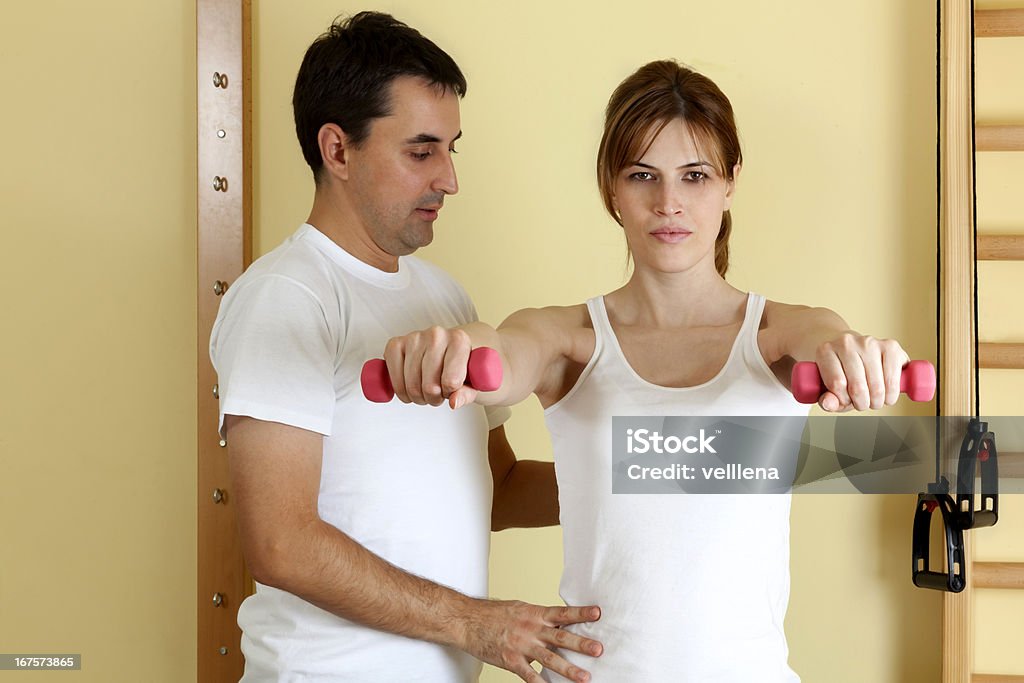 Fisioterapia con pesas - Foto de stock de Adulto libre de derechos