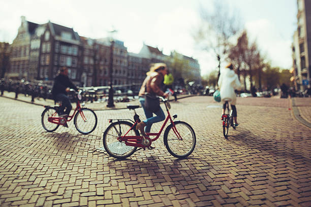 trois amis, faire du vélo à amsterdam, tilt shift objectif - tilt shift lens photos et images de collection