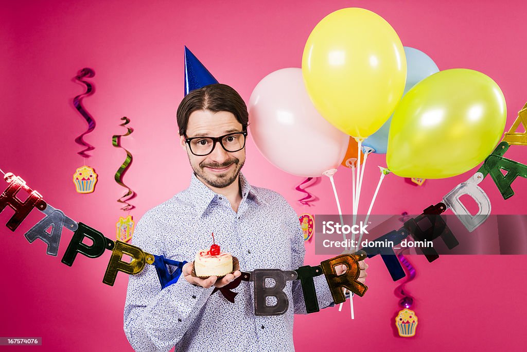 생일 축하합니다! 얼간이 남자 작은 케이크 손에 풍선 - 로열티 프리 풍선 스톡 사진