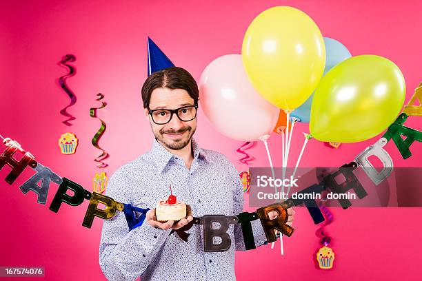 생일 축하합니다 얼간이 남자 작은 케이크 손에 풍선 풍선에 대한 스톡 사진 및 기타 이미지 - 풍선, 부케, 생일