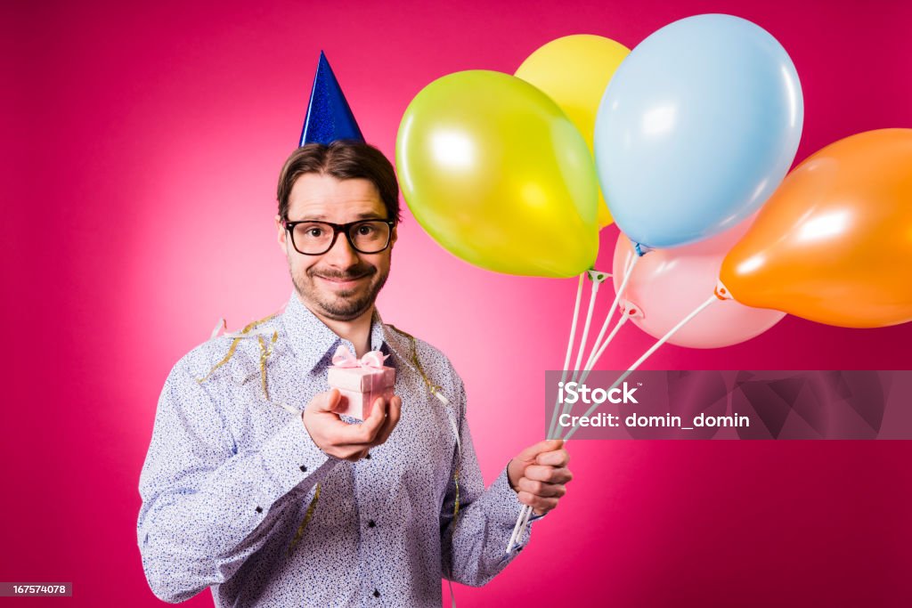 Tecnología. hombre feliz cumpleaños con globos y regalos multicolored rosa - Foto de stock de Dorado - Color libre de derechos