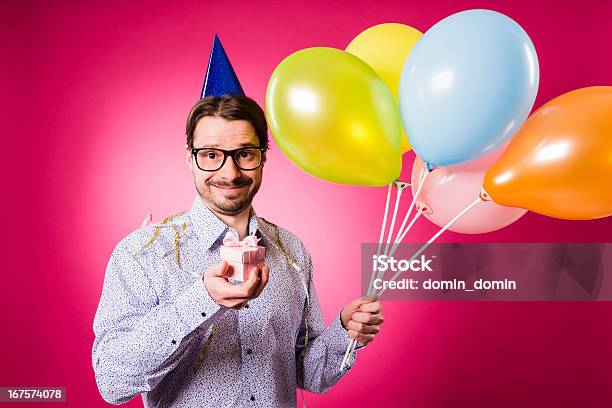 Tecnología Hombre Feliz Cumpleaños Con Globos Y Regalos Multicolored Rosa Foto de stock y más banco de imágenes de Dorado - Color