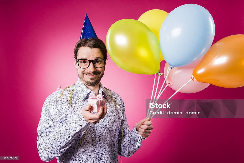 Счастливый день рождения Geek человек с розовым подарок и разноцветных тепловых аэростатов Монгольфье - Стоковые фото Золото роялти-фри