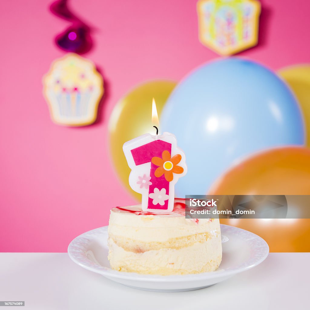 Premier anniversaire, anniversaire gâteau avec une bougie sur une table, Rose - Photo de Pâtisserie libre de droits