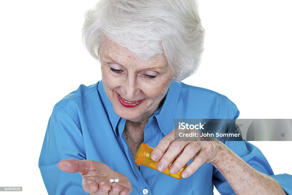 Femme âgée prise de médicaments - Photo de Prendre un médicament libre de droits