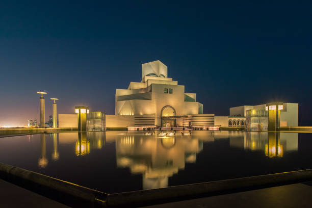 ein blick auf das museum für islamische kunst in doha, katar mit schönen reflexionen. - museum of islamic art doha stock-fotos und bilder