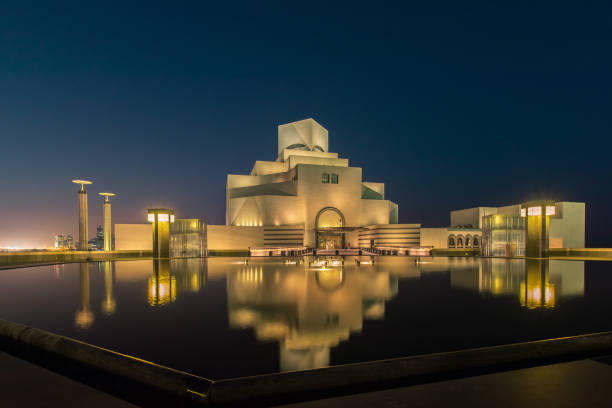 美しい反射を持つカタールのドーハにあるイスラム美術館の眺め。 - museum of islamic art doha ストックフォトと画像
