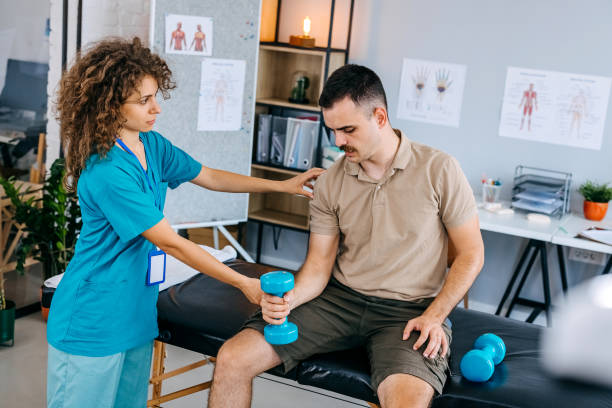 istock Injured man in physical therapy 1675793898