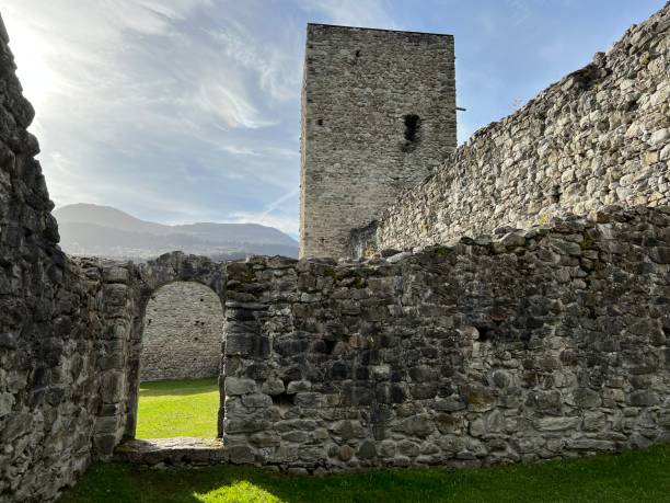 ruiny zamku jörgenberg (zamek joergenberg) lub casti munt sogn gieri (ruiny munt sogn gieri), waltensburg - kanton gryzonia, szwajcaria (kanton gryzonia, szwajcaria) - munt tower zdjęcia i obrazy z banku zdjęć