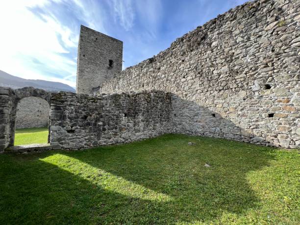 ruiny zamku jörgenberg (zamek joergenberg) lub casti munt sogn gieri (ruiny munt sogn gieri), waltensburg - kanton gryzonia, szwajcaria (kanton gryzonia, szwajcaria) - munt tower zdjęcia i obrazy z banku zdjęć