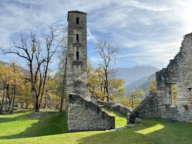 ruiny zamku jörgenberg (zamek joergenberg) lub casti munt sogn gieri (ruiny munt sogn gieri), waltensburg - kanton gryzonia, szwajcaria (kanton gryzonia, szwajcaria) - munt tower zdjęcia i obrazy z banku zdjęć