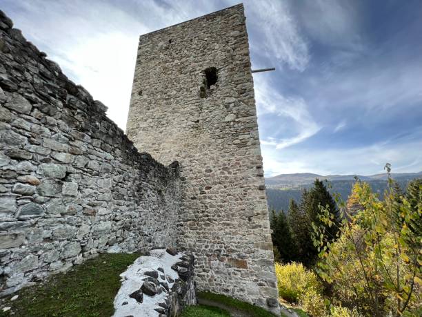ruiny zamku jörgenberg (zamek joergenberg) lub casti munt sogn gieri (ruiny munt sogn gieri), waltensburg - kanton gryzonia, szwajcaria (kanton gryzonia, szwajcaria) - munt tower zdjęcia i obrazy z banku zdjęć